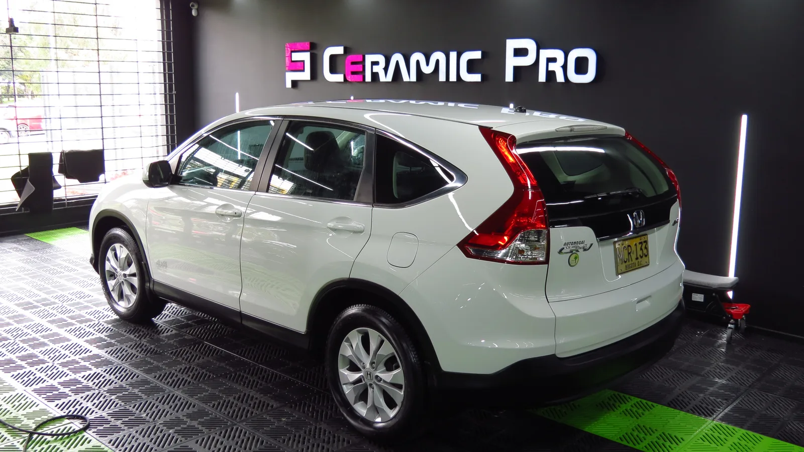 Mini negro en bahia de detailing con iluminacion tecnica