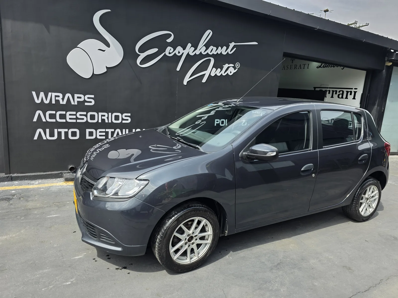 Mini negro en area de trabajo con enfoque lateral