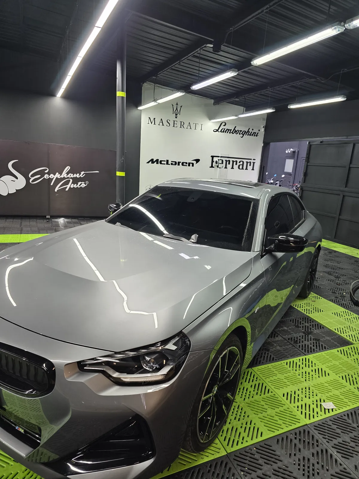 Sedan gris con acabado premium