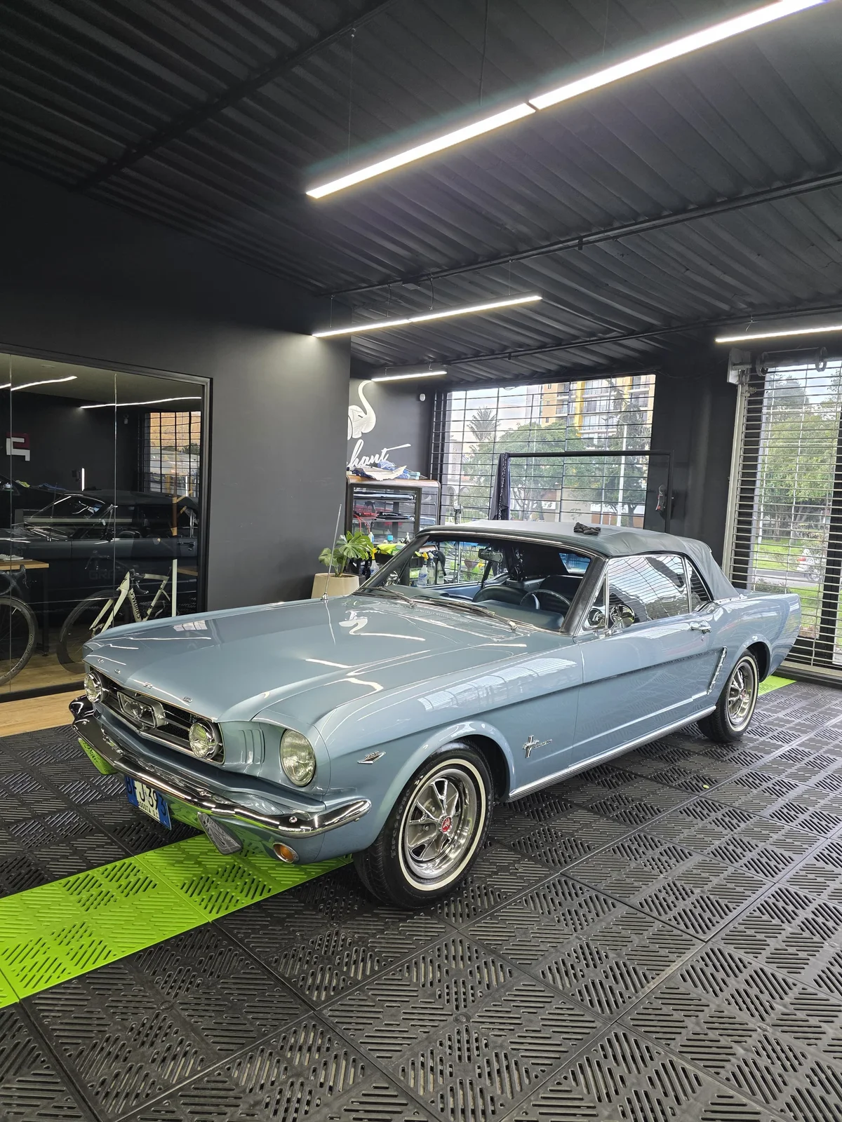 Porsche amarillo con Ceramic Pro en zona de detailing