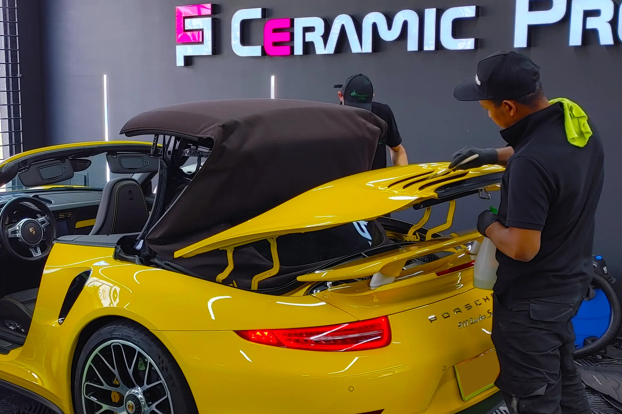 Ceramic coating aplicado sobre una carrocer&iacute;a oscura